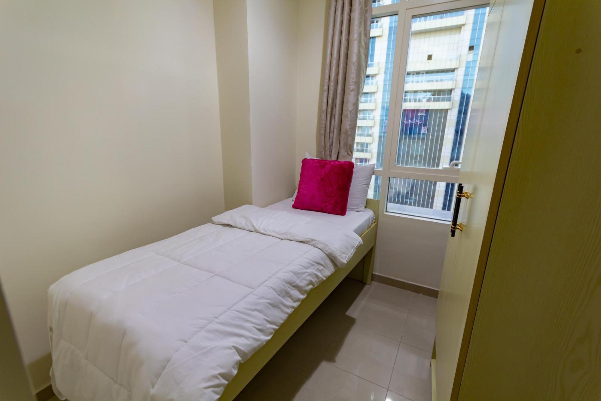 Nice Single Rooms For "Girls" Only In Dubai, Marina Kültér fotó