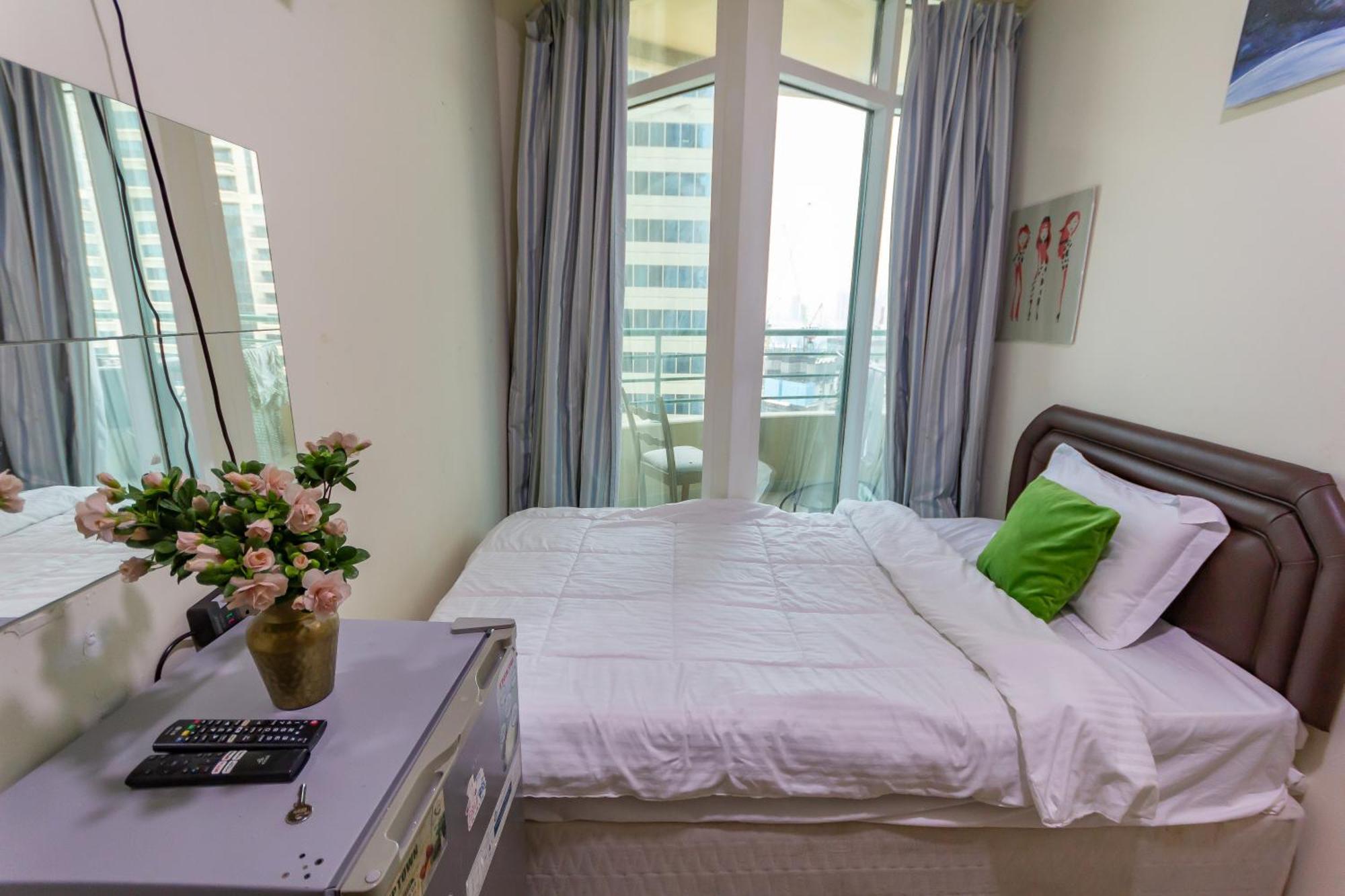 Nice Single Rooms For "Girls" Only In Dubai, Marina Kültér fotó